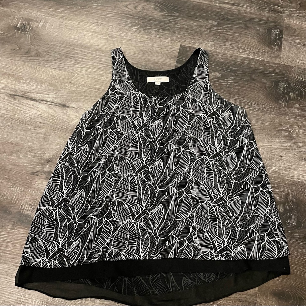 Women’s LOFT Black and White Patterned Sleeveless Blouse